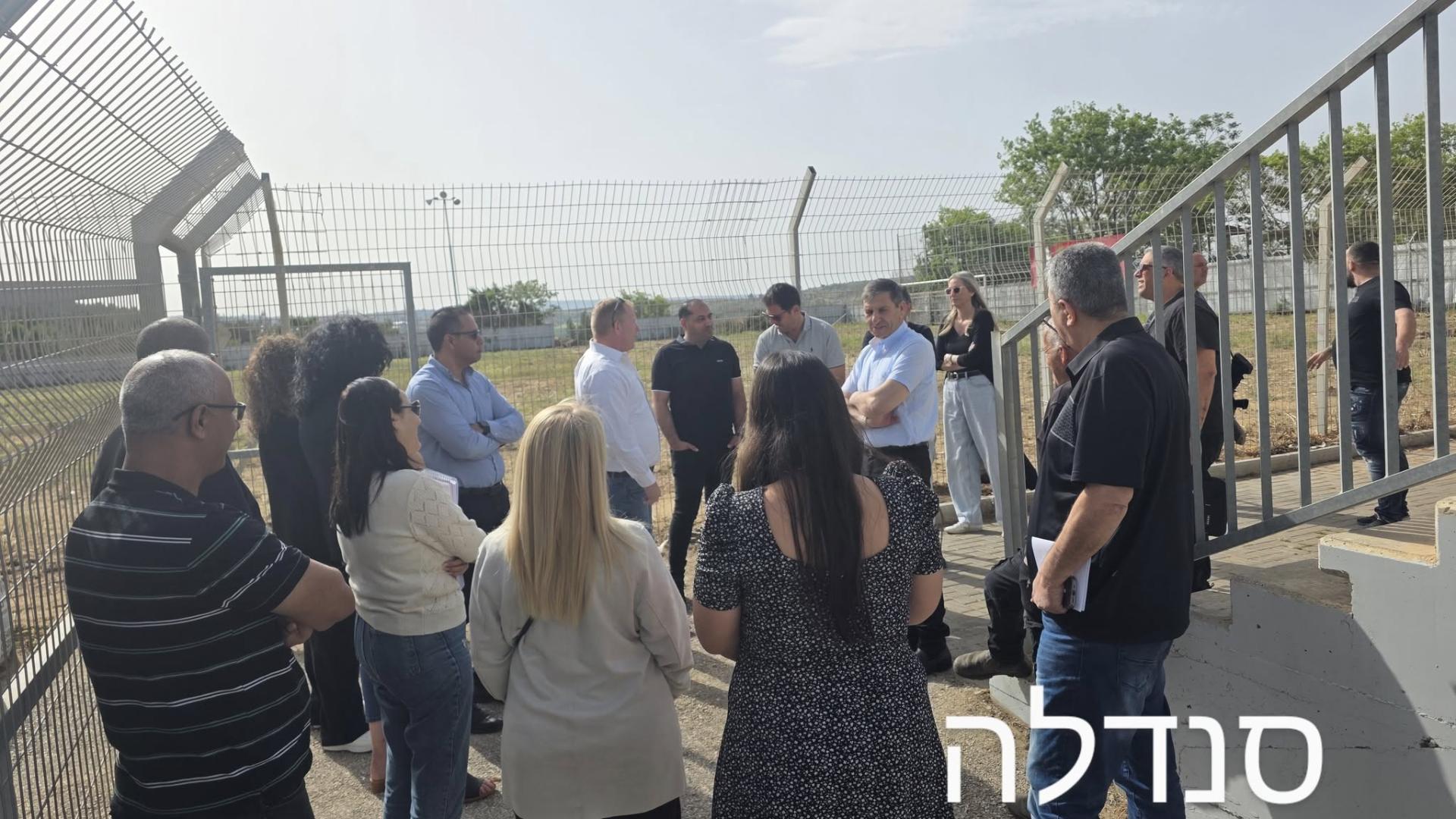 סיור במגרש הכדורגל בסנדלה