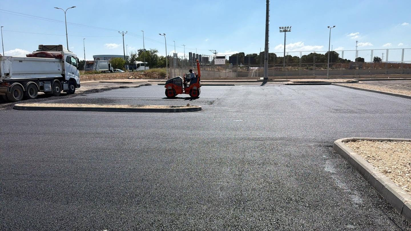 הנחת אספלט בחניון גן המשחקים במוקייבלה