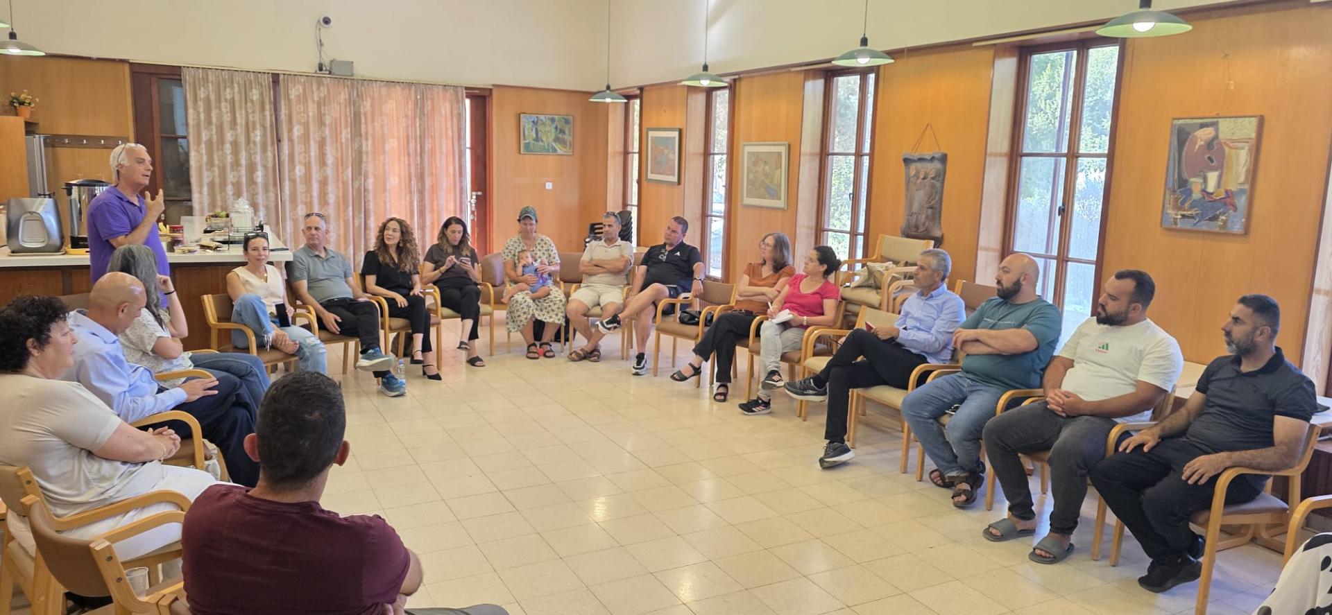 חיבור בין מועצה, ועדים ותושבים: מפגש שישי מוצלח לפורום מנהיגות היישובים בגלבוע