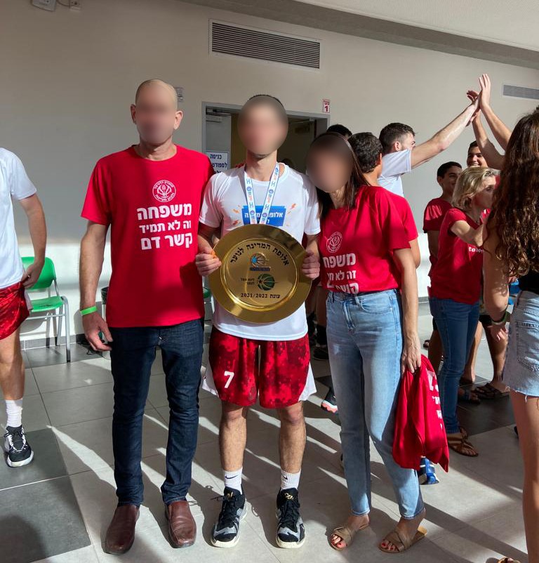 סרן ע', בוגר המועדון עם משפחתו וצלחת האליפות