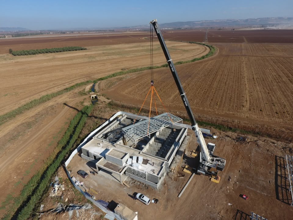 תמונות הנחת גג הכלבייה  החדשה בגלבוע